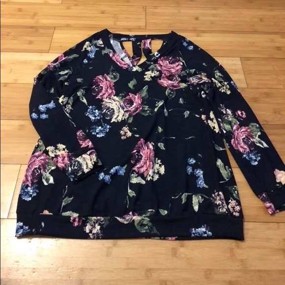 💕CLEARANCE💕Beautiful Navy Floral Top - Picture 3 of 3